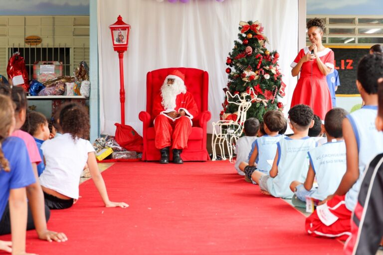 Alunos da rede pública ganham  presentes da campanha Papai Noel dos Correios