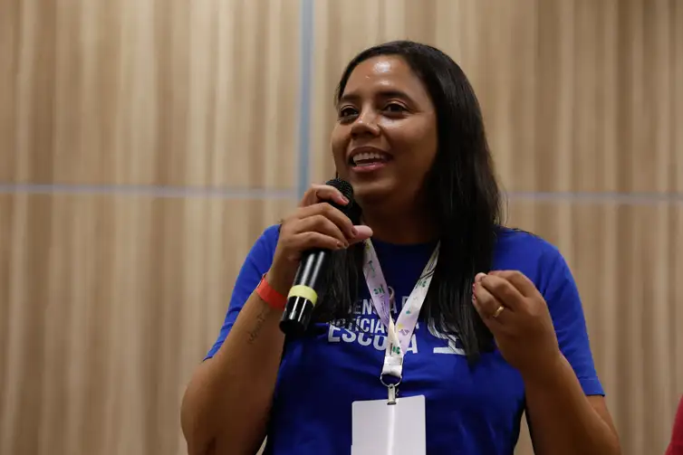 Natal(RN), 09/12/2024 - A professora, Charlene Cristine de Jesus, fala sobre o programa Agência de Notícias na Escola, da Bahia, durante a mesa: Experiências educacionais de inclusão com equidade por estado, no seninário 