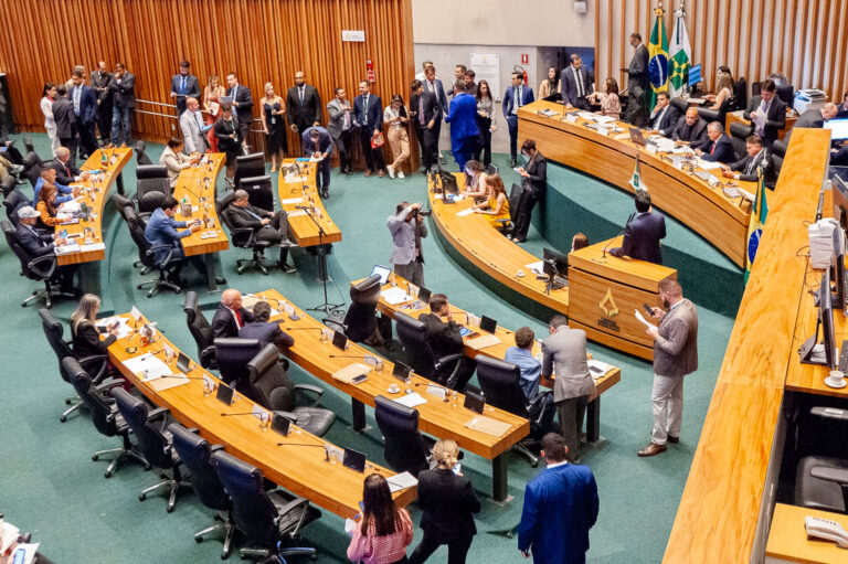 Aprovado projeto de lei que garante seguranças e veículo oficial para ex-governadores