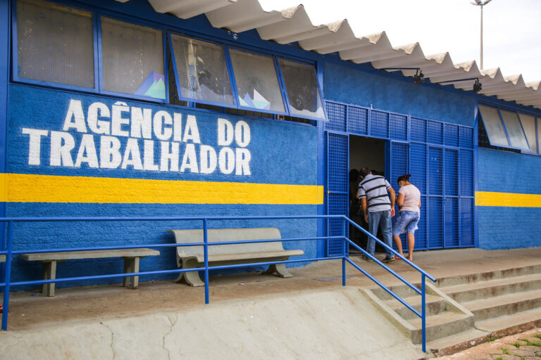 Agências do trabalhador têm vagas com salários de até R$ 3,5 mil nesta quinta (19)