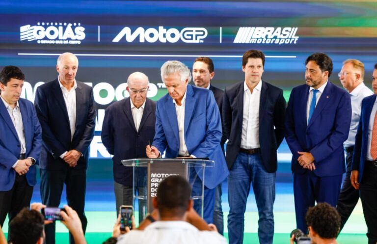 Caiado assina contrato para MotoGP no Autódromo de Goiânia