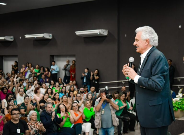 Caiado garante piso nacional do magistério a professores temporários