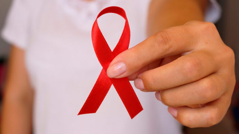 HDT recebe doações de latas de leite para bebês de mães que vivem com HIV
