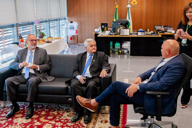CLDF entrega Título de Cidadão Honorário de Brasília ao desembargador Diaulas Ribeiro