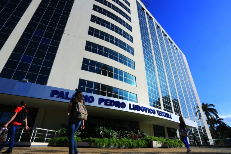 Governador sanciona reajustes salariais e reestruturação de carreiras no valor de R$ 1,1 bilhão