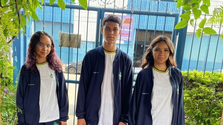 Educação estadual entrega 560 mil kits escolares a estudantes