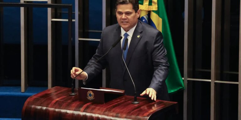 Anistia a golpistas não é assunto dos brasileiros, diz Alcolumbre