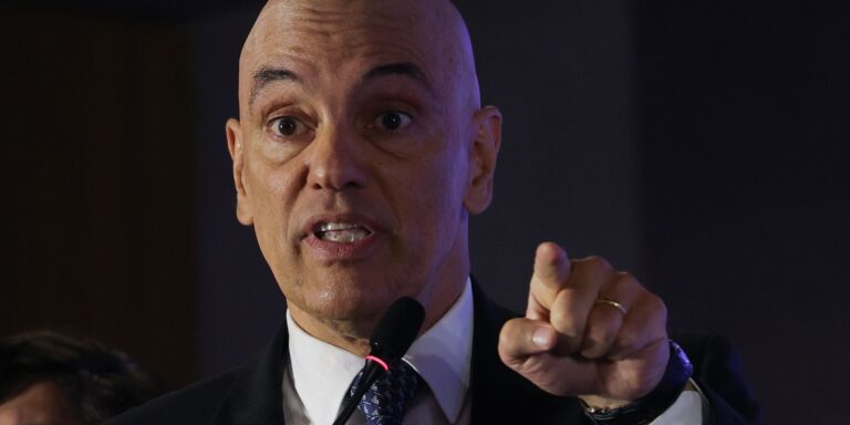 Bolsonaro preso: Moraes rejeita pedido de prisão domiciliar