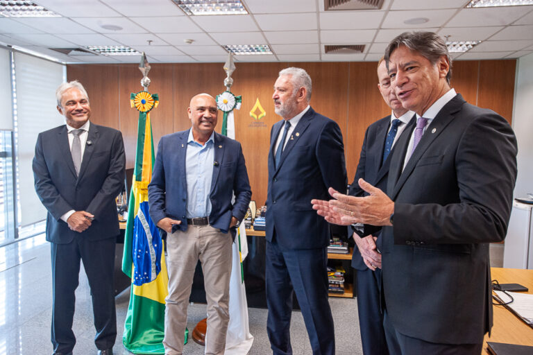 CLDF concede medalha da Ordem do Mérito Legislativo ao desembargador Hector Valverde Santana