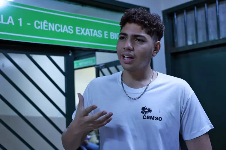 Antônio Cruz/Agência Brasil Brasília (DF), 13/02/2025 - O aluno da escola Setor Oeste, Danilo Akin, fala sobre o Programa Pé de Meia. Foto: Antônio Cruz/Agência Brasil