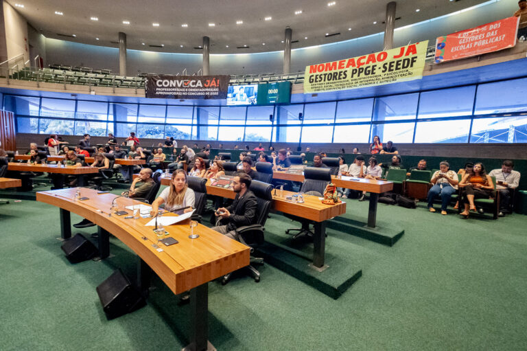Ano escolar inicia com desafios; Educação não comparece a debate