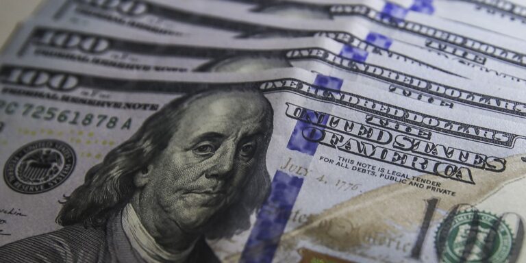 Ibovespa cai e dólar fecha estável em dia de tensão externa