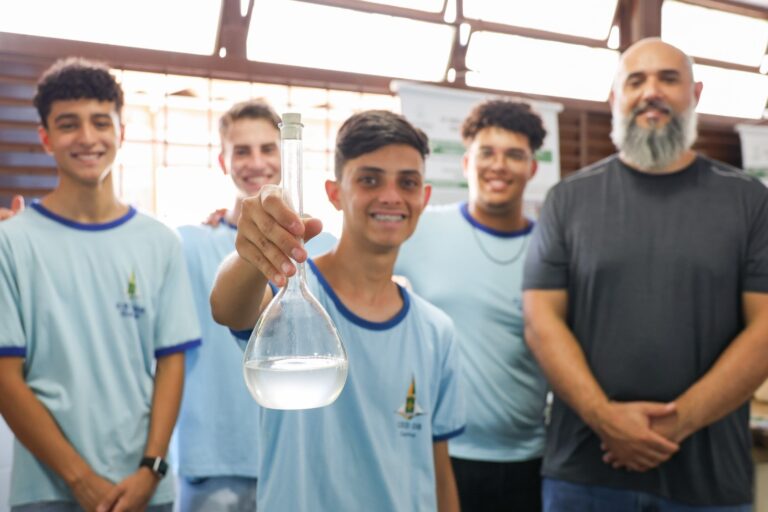Estudantes do CED 08 do Gama desenvolvem experimento de síntese do etanol