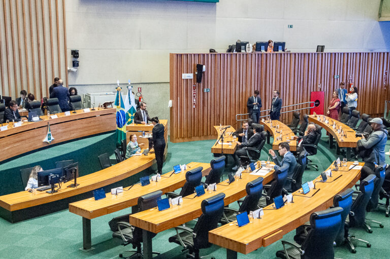 Deputados cobram GDF por goteiras em sala recém-reinaugurada do Teatro Nacional 