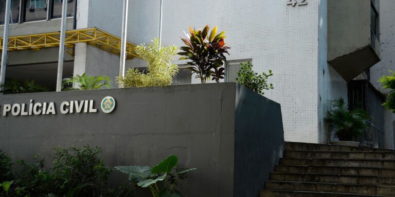 Preso ex-PM suspeito de treinar traficantes do Comando Vermelho no Rio