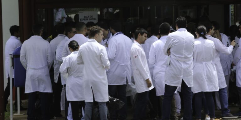 Revalida 2025/2: prazo para envio de diploma médico termina hoje