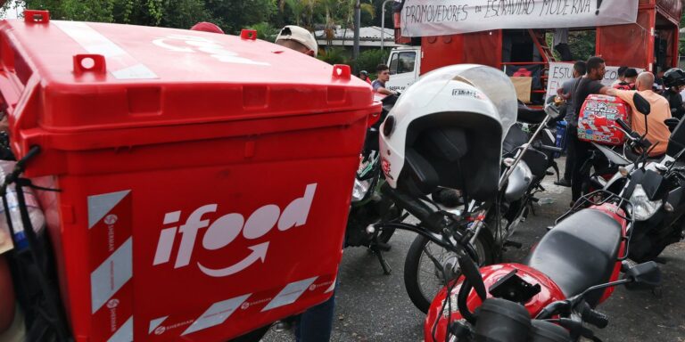 Entregadores de aplicativos protestam contra precarização do trabalho