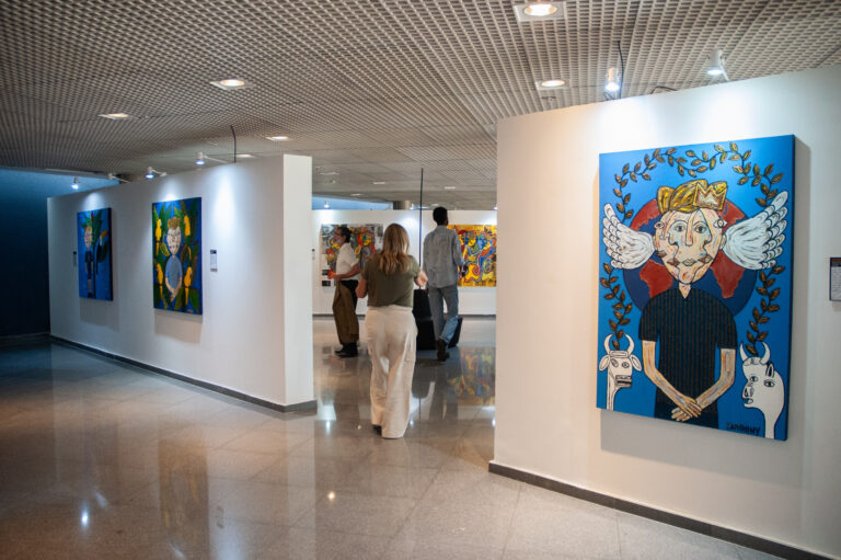 Obras biográficas do pintor surdo Marcos Anthony chegam à CLDF