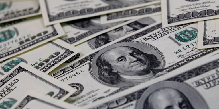 Dólar cai para R$ 5,85 após Trump isentar produtos eletrônicos