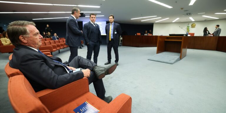 Moraes dá cinco dias para Bolsonaro e réus apresentarem defesa prévia