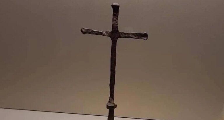 Cruz original da primeira missa no Brasil vem a Brasília no aniversário da capital