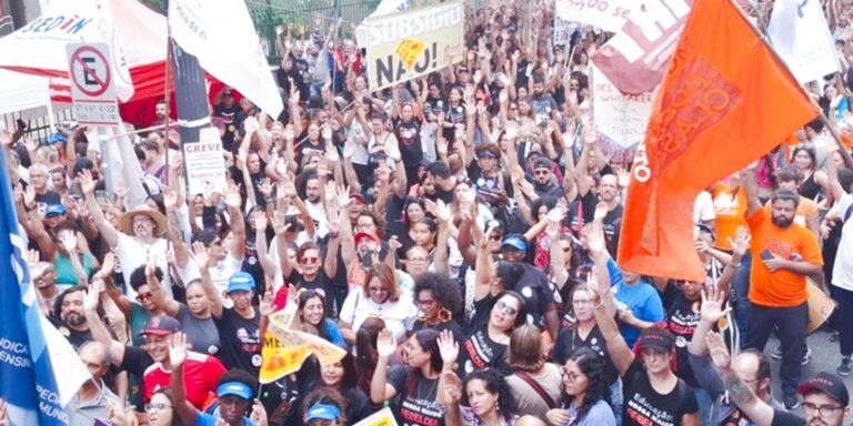 Professores municipais de SP decidem continuar greve