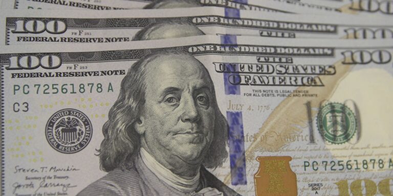 Dólar cai para R$ 5,49 com derrubada de alta do IOF e inflação menor