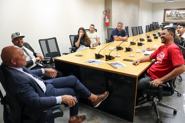 Distritais se reúnem com MTST para destravar moradia social