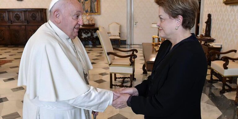 Dilma Rousseff destaca pontificado humanista e corajoso de Francisco
