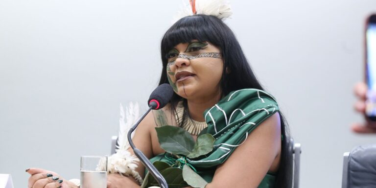 Deputada Célia Xakriabá denuncia violência policial durante marcha