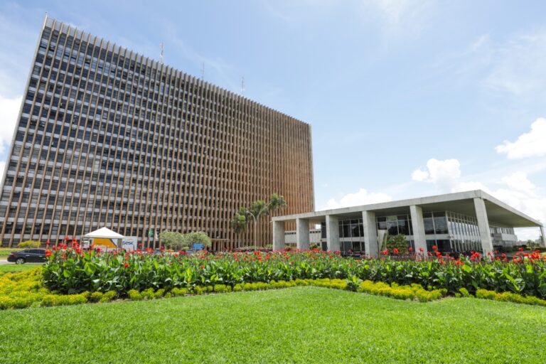 Governador Ibaneis Rocha decreta ponto facultativo em 2 de maio no Distrito Federal