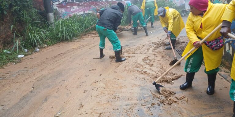 Defesas civis vistoriam locais atingidos por temporal em Petrópolis