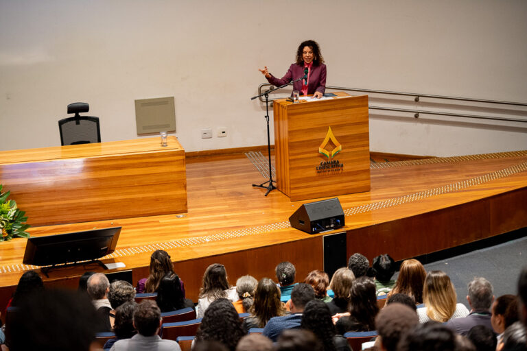 Ministra Edilene Lôbo debate participação feminina na Semana Legislativa da Mulher