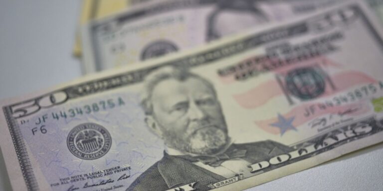 Dólar cai para R$ 5,66 após Copom e acordo entre EUA e Reino Unido