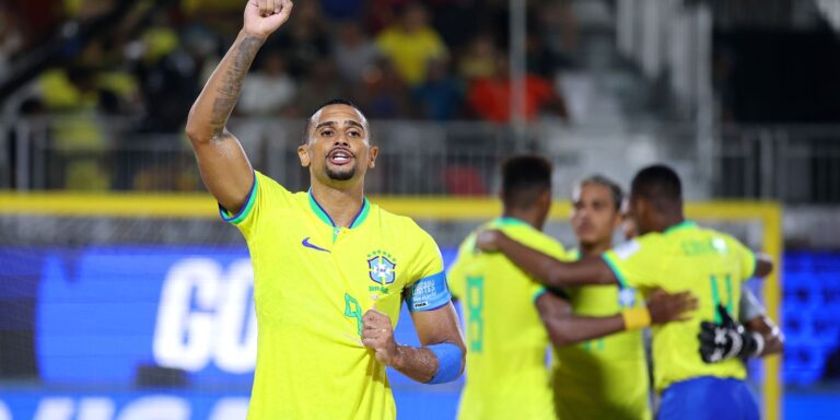 Brasil goleia Espanha e avança à semi do Mundial de futebol de areia