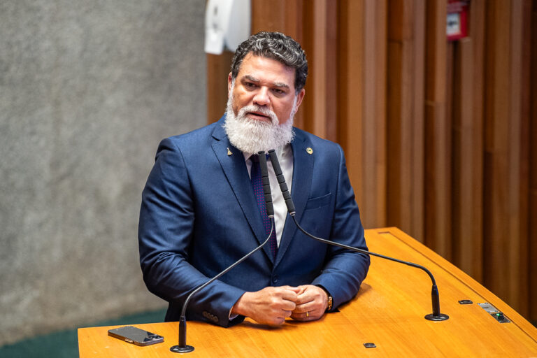 Magno argumenta que há recurso para reajuste de professores