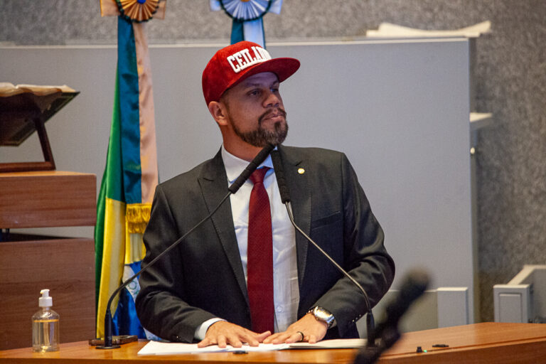 CLDF derruba veto parcial da Lei Vinícius Jr de combate ao racismo