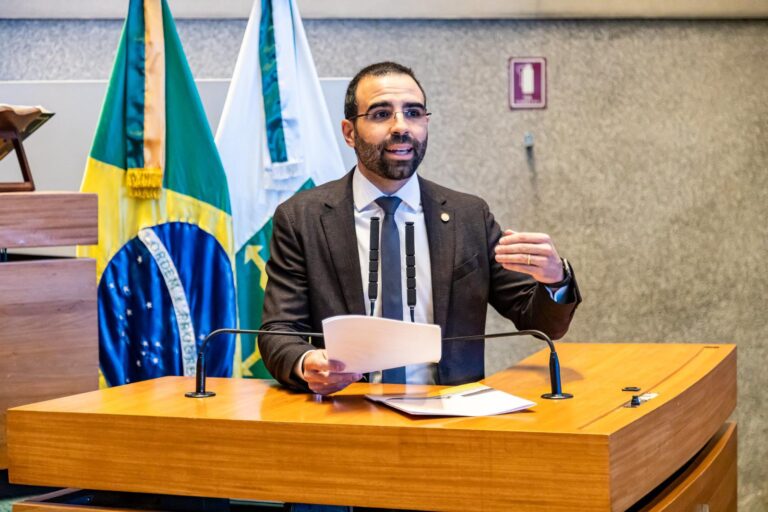 Com nova lei, Manzoni incentiva alunos a se destacarem em Português e Matemática