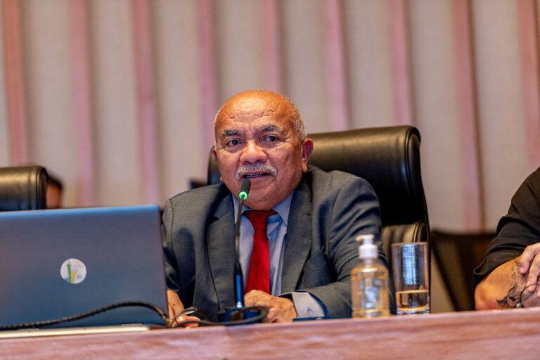 “Pedi água e me deram com creolina”, conta gari em comissão geral na Câmara Legislativa 