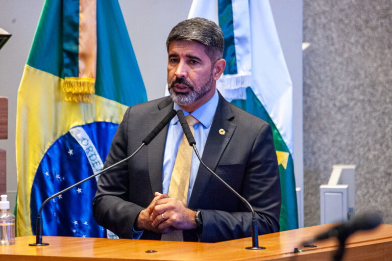 Deputado Roosevelt propõe assentos prioritários ao lado das janelas para mulheres no transporte público