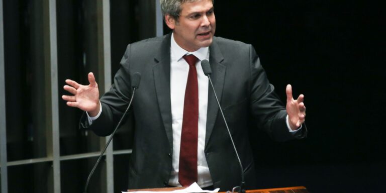 Líder do PT na Câmara diz que tarifas de Trump são ataque à democracia