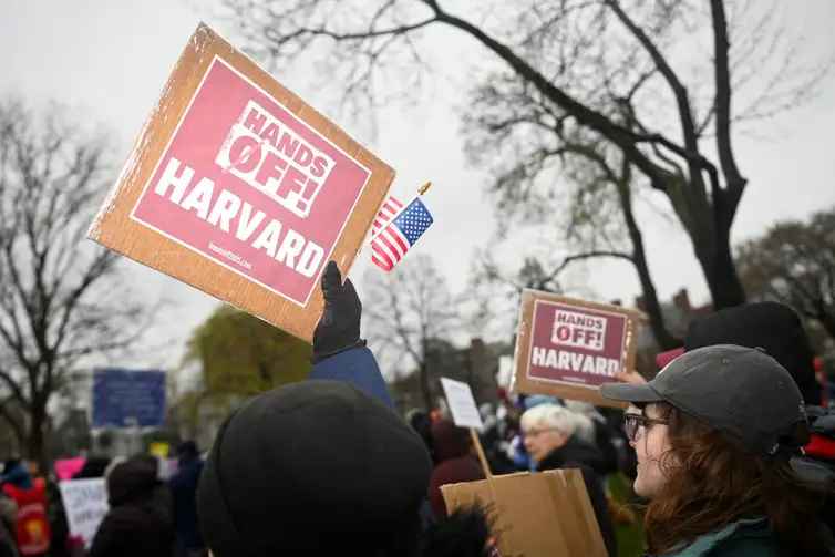 Manifestantes se reúnem em um protesto organizado  pedindo à liderança de Harvard que resista à interferência do governo federal na universidade em Cambridge, Massachusetts, EUA
12/04/2025
REUTERS/Nicholas Pfosi