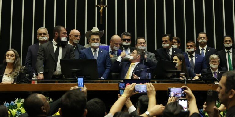 Câmara: base do governo chama ocupação do plenário de "chantagem"