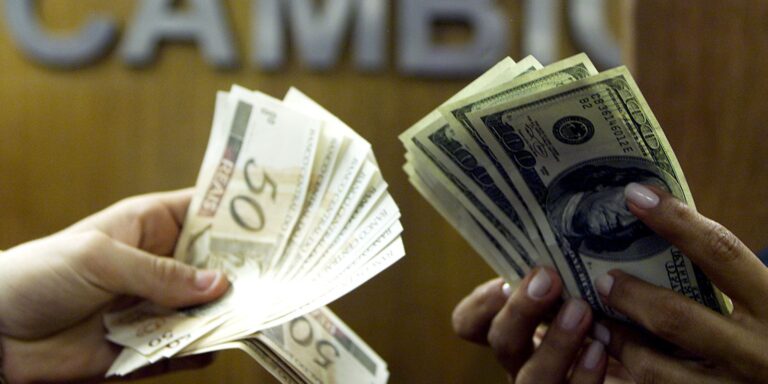 Dólar segue mercado internacional e sobe para R$ 5,43