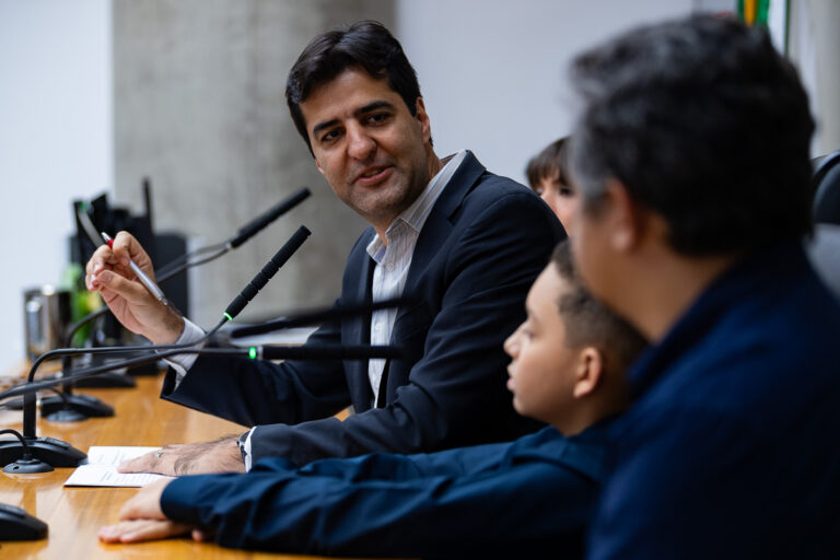 Estudante com altas habilidades recebe moção de louvor da Câmara Legislativa do DF