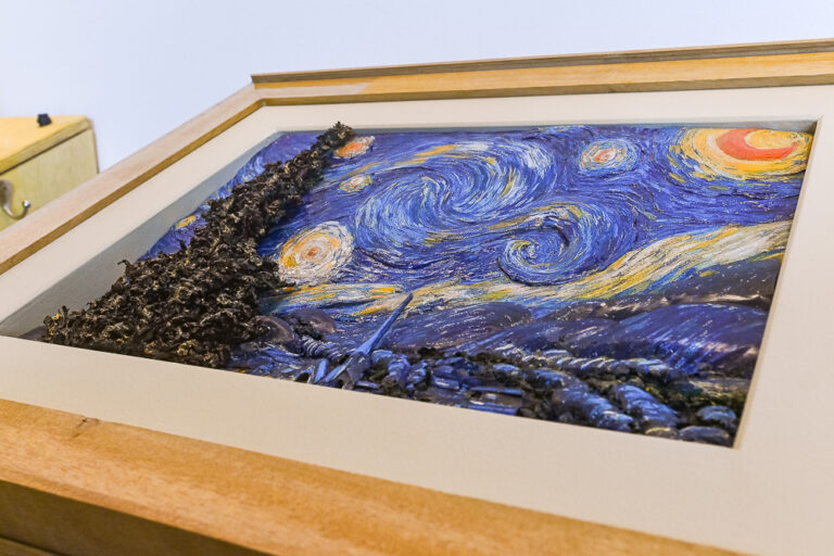 Exposição pioneira convida público a explorar obras de arte com as mãos 
