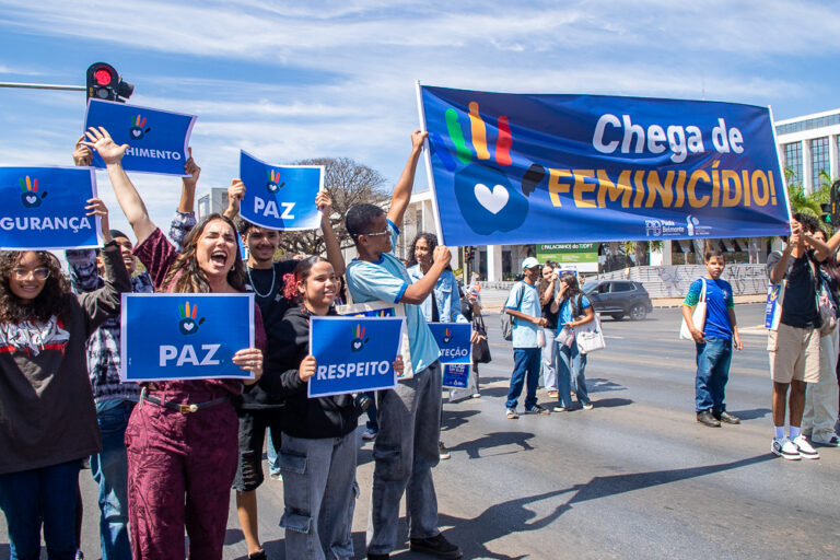 Manifestação no Eixo Monumental encerra Semana de Combate ao Feminicídio
