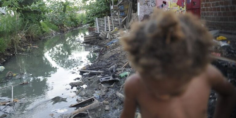 De cada 10 residências no país, 3 não têm esgoto ligado à rede geral
