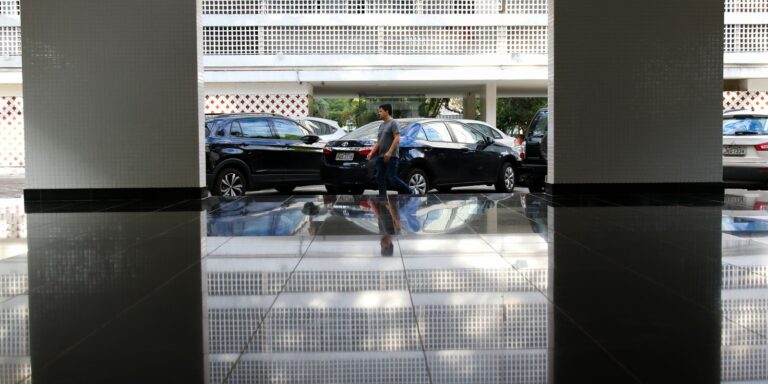 Proporção de brasileiros que moram sozinhos cresce 52% em 12 anos