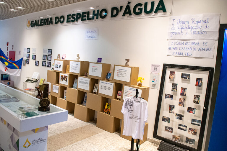 Exposição na CLDF mostra aplicação do Método Paulo Freire em escola do DF